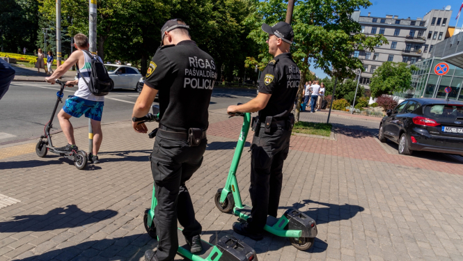 Policisti brauc ar elektroskūteriem