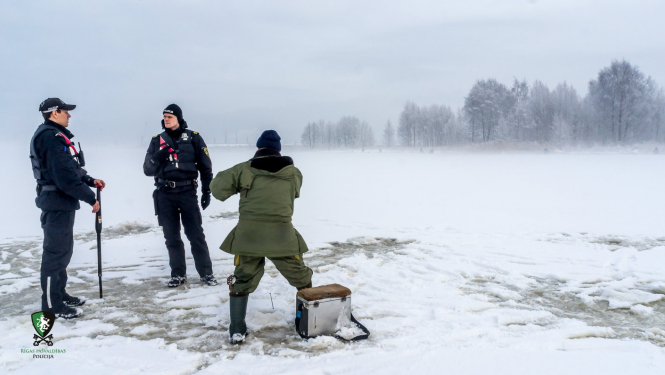 Pašvaldības policijas darbinieki un zemledus makšķernieks