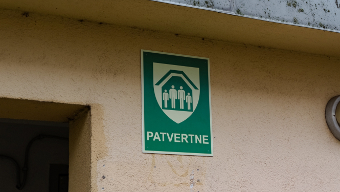 Patvertnes zīme uz sienas