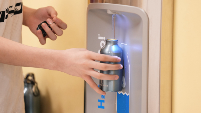 Piepilda pudeli ar ūdeni