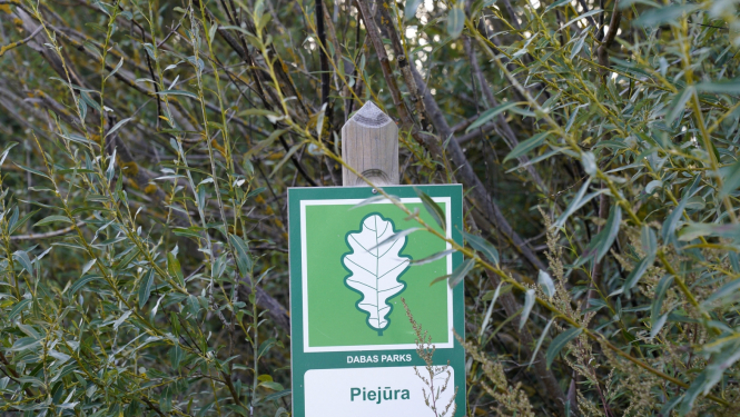 Uzraksts "Piejura" dabas parks