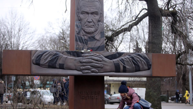 Piemineklis Gunāram Astram