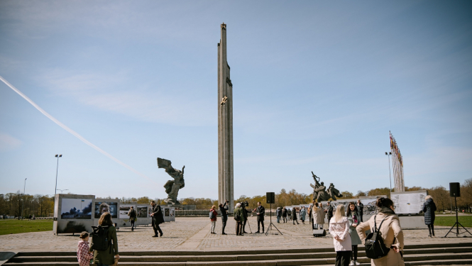 Piemineklis Uzvaras laukumā