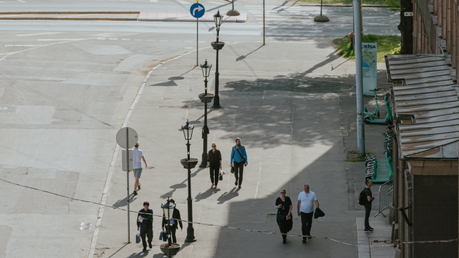 Cilvēki iet pa ielu