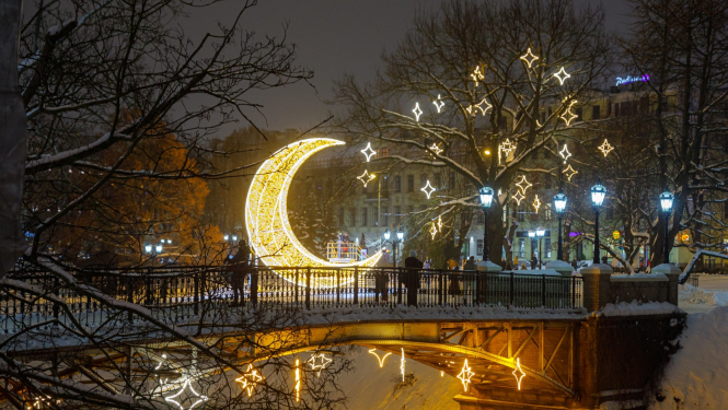 Operas tiltiņš un mēness