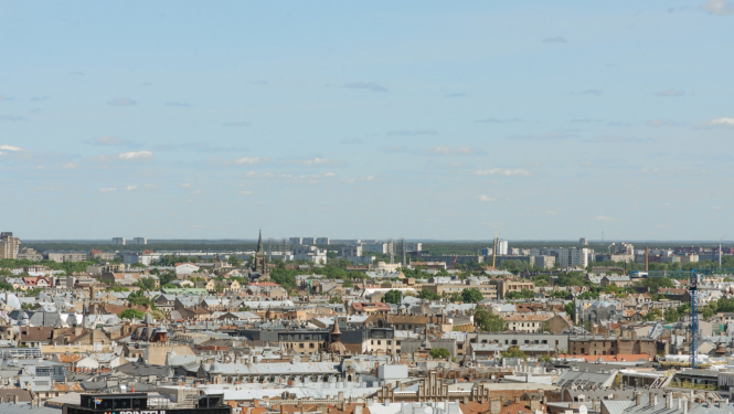 Pilsētas jumti tālumā