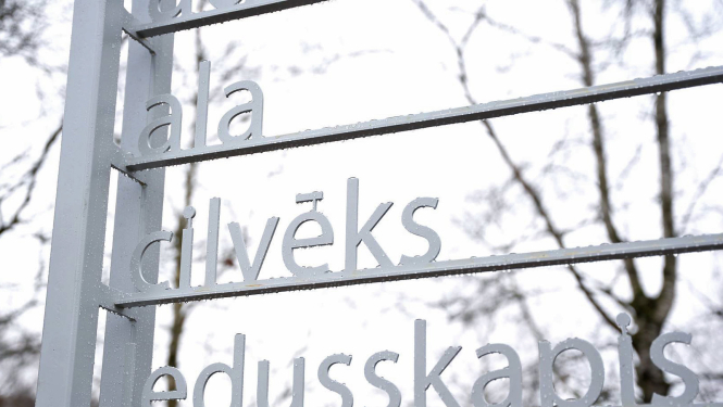 Pilsētvides objekts ar uzrakstiem