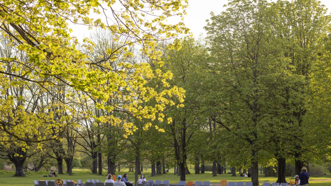 Krēsli salikti kvadrātā formā