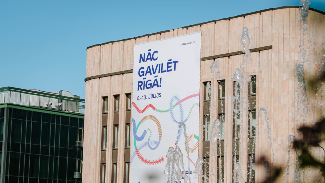 Dziesmu svētku plakāts pilsētvidē