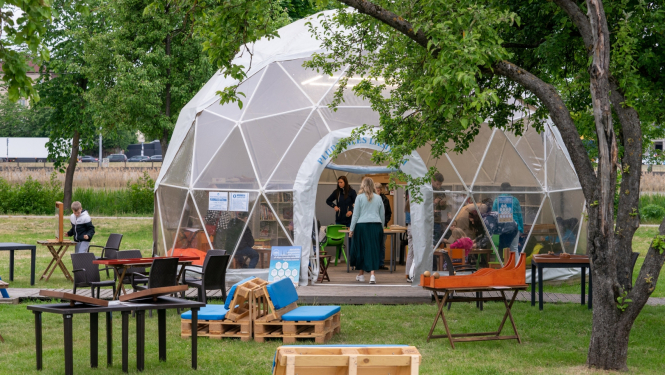 Plumales lasītavas ēka-kupols un atpūtas krēsli