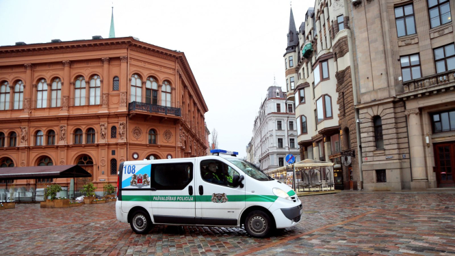 Policijas automašīna Doma laukumā