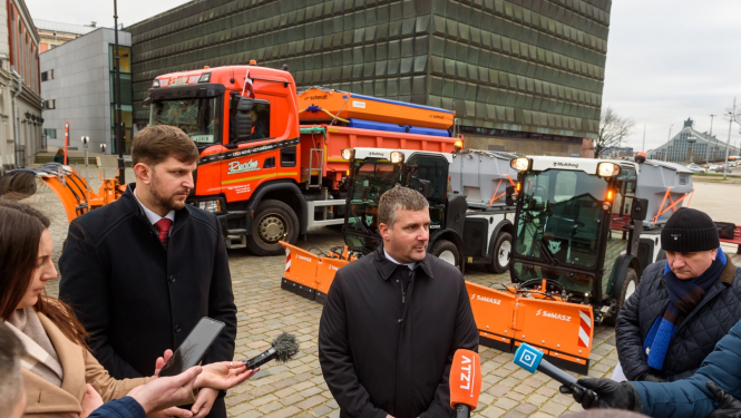 Cilvēki un sniega tīrīšanas tehnika