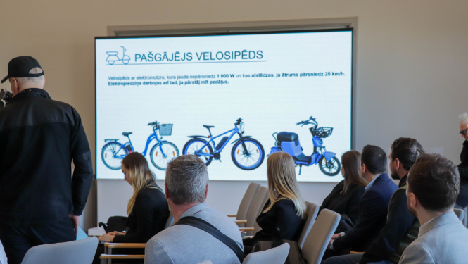 Preses konferencē rāda prezentāciju