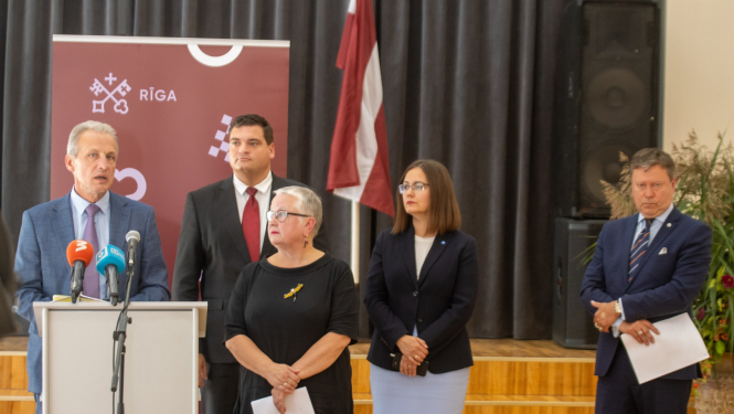 Rīgas domes vadības pārstāvji preses konferencē