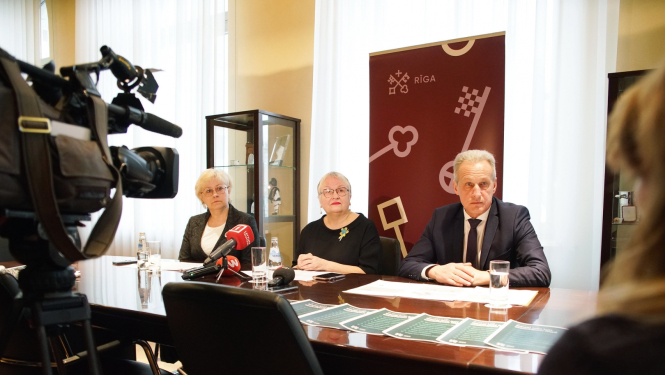 Rīgas Izglītības un informatīvi metodiskā centra direktora p.i. I. Draveniece, Rīgas domes Izglītības, kultūras un sporta komitejas priekšsēdētāja Laima Geikina un Rīgas pašvaldības Izglītības, kultūras un sporta departamenta p.i. Ivars Balamovskis.