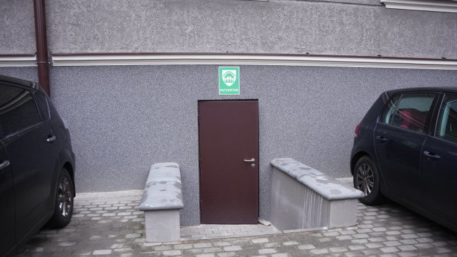 Uz durvīm patvertnes zīme