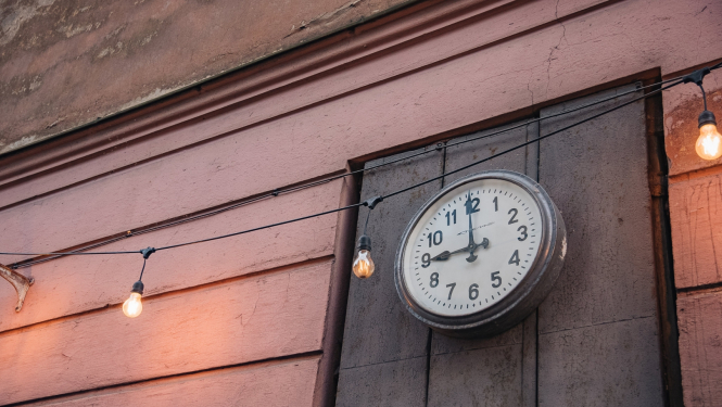 Pulkstenis pie mājas sienas