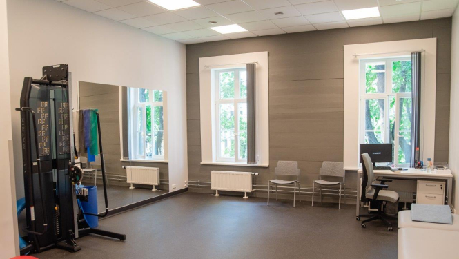 Rehabilitācijas klīnikas telpa ar speciālo aparatūru