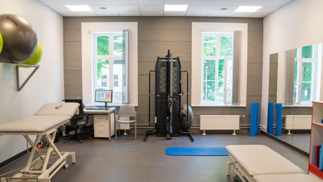 Rehabilitācijas klīnikas telpa ar speciālo aparatūru