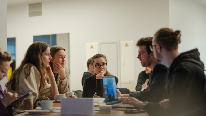 Jaunieši apspriežas