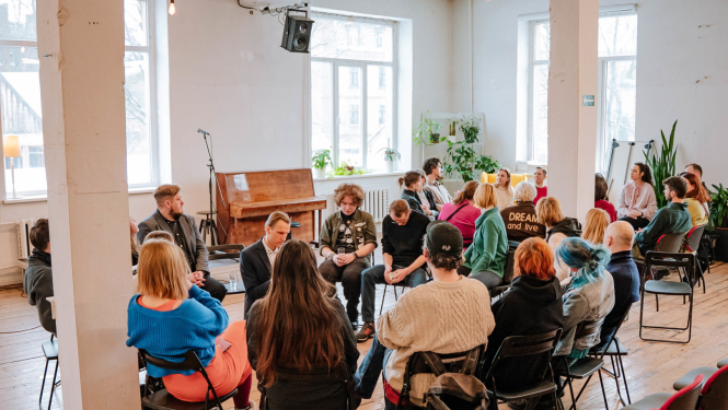 Cilvēki sēž sanāksmē