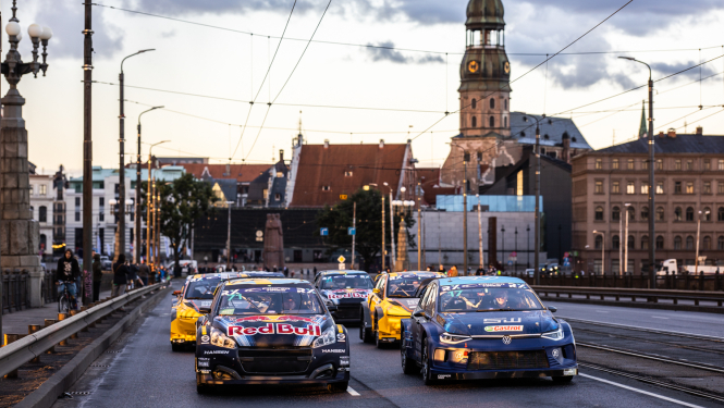 Rallijkrosa automašīnas uz Akmens tilta