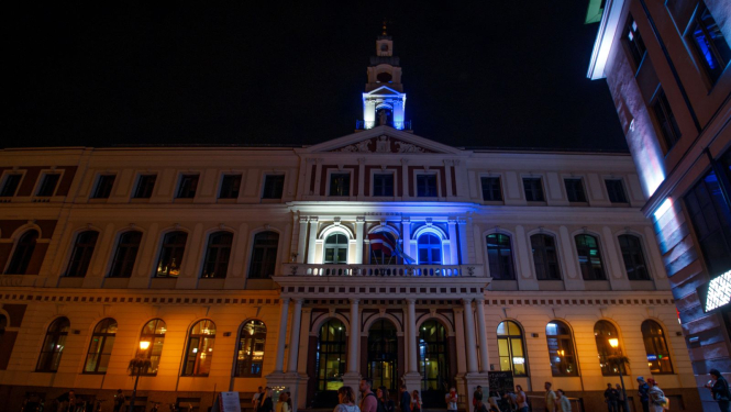 Rātsnams izgaismots Igaunijas karoga krāsās