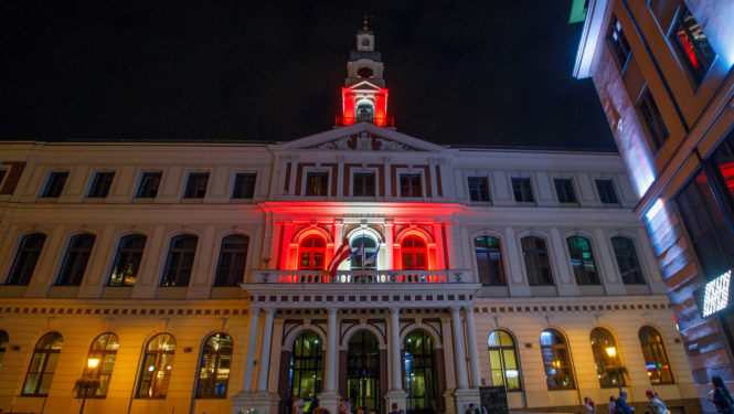 Rātsnams izgaismots Latvijas karoga krāsās