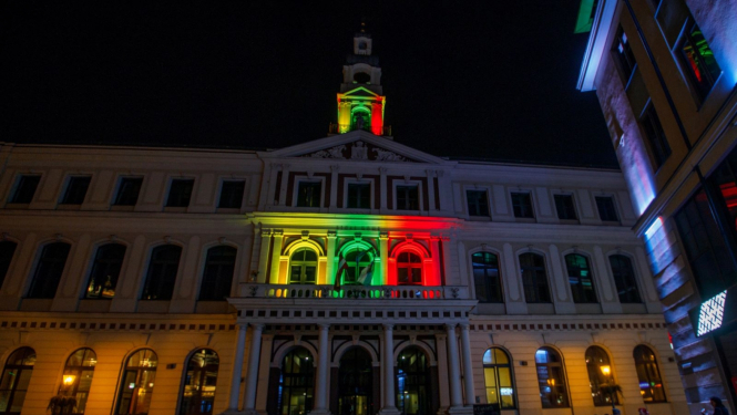 Rātsnams izgaismots Lietuvas karoga krāsās