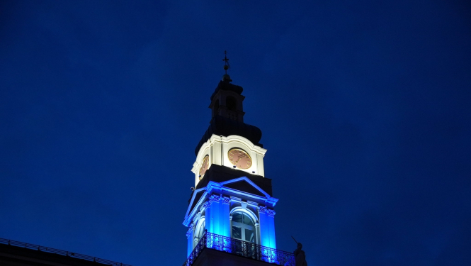 Rātsnams izgaismots