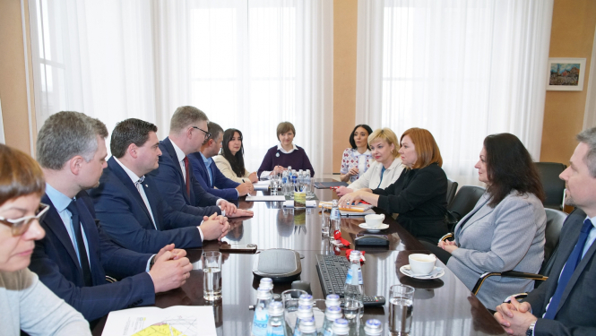 Rīgas domes un lidostas "Rīga"pārstāvji pie sarunu galda