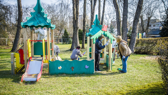 Atjauno rotaļu laukumu