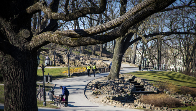 Bastejkalns un pastaigājas cilvēki