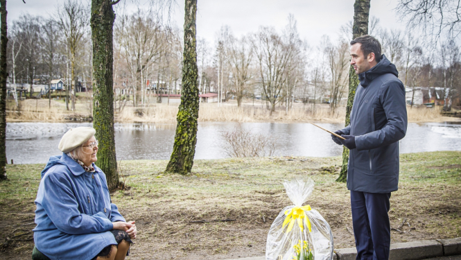Rīgas domes priekšsēdētājs sveic skolotāju Valiju Rozīti 100 gadu jubilejā