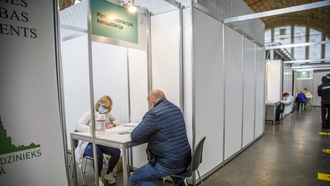 Cilvēks reģistrējas, lai saņemtu vakcīnu 