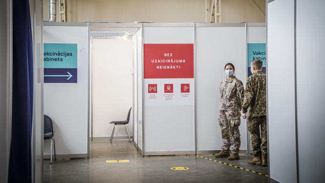 Vakcinācijas centrā karavīri