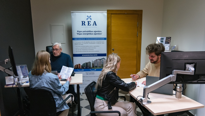 Cilvēki klientu apkalpošanas centrā