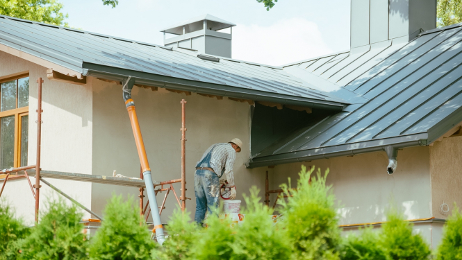 Krāso mājas fasādi