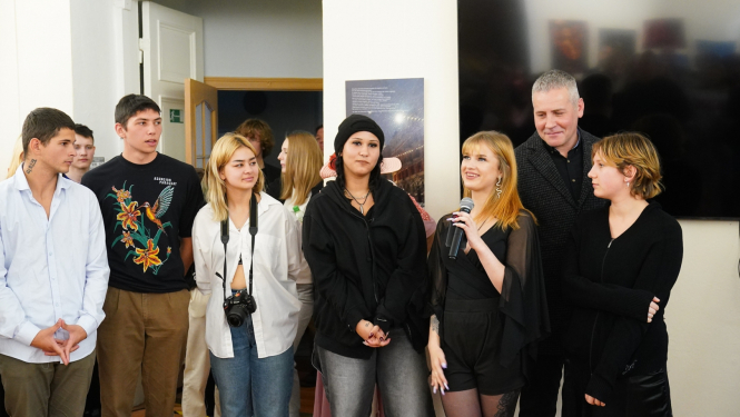 Jaunieši piedalās centra atklāšanā