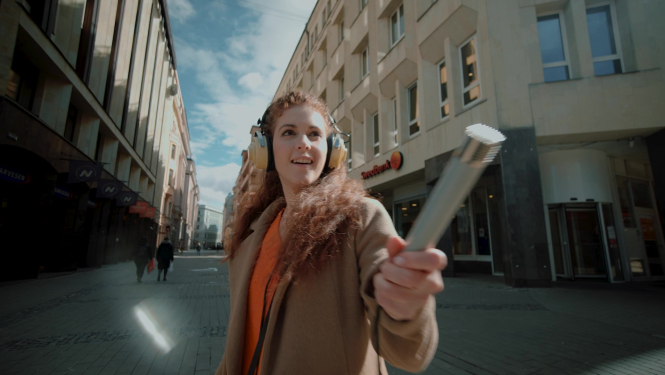 Meitene ar mikrofonu