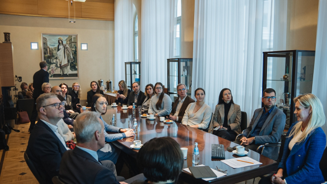 RĪGA STEAM dalībnieki sēž pie galda