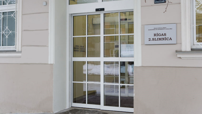 2.slimnīcas ieejas durvis