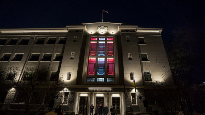 Rīgā atjaunota un izgaismota 49. vidusskolas fasāde