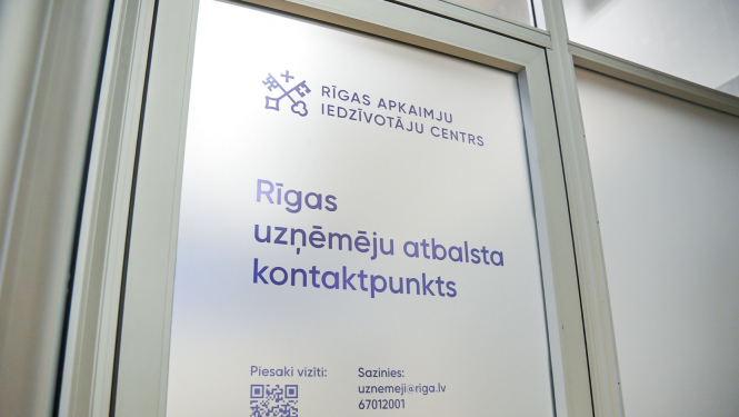 Uzņēmēju atbalsta kontaktpunta durvis ar uzrakstu