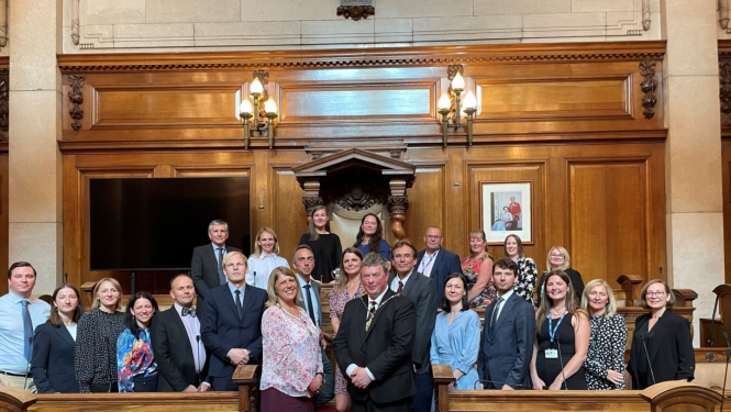 Kopbilde ar Hallas mēra vietnieku Džonu Robinsonu (John Robinson)