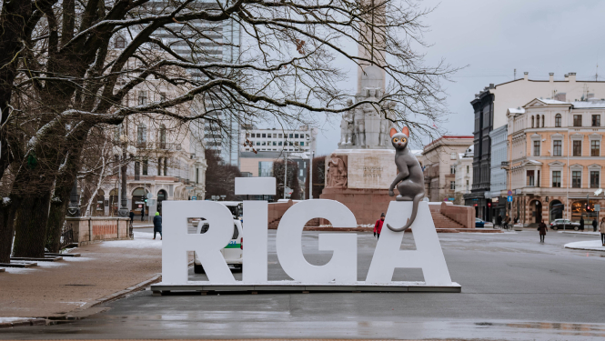 Rīgas burti ar Straumes kaķi pie Brīvības pieminekļa