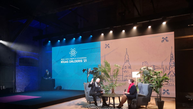 Uz skatuves cilvēki sarunājas