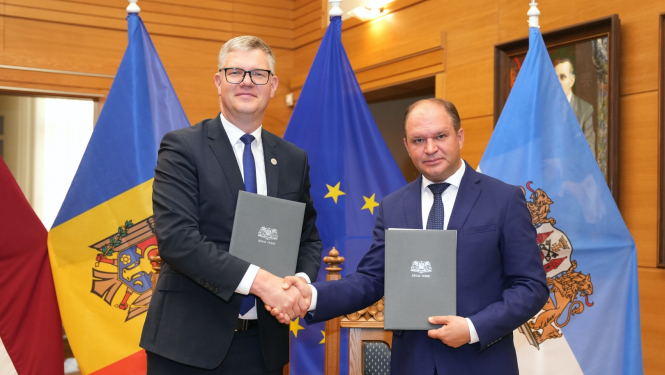 Rīgas domes priekšsēdētājs Vilnis Ķirsis un Moldovas galvaspilsētas Kišiņevas mērs Jons Čebans