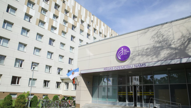 Rīgas dzemdību nams ieeja