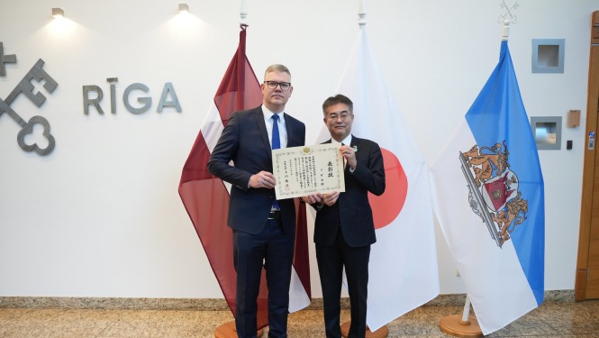Rīgas domes priekšsēdētājs Vilnis Ķirsis un Japānas ārkārtējais un pilnvarotais vēstnieku Latvijā Jošidu Kensuki (Joshida Kensuke). 